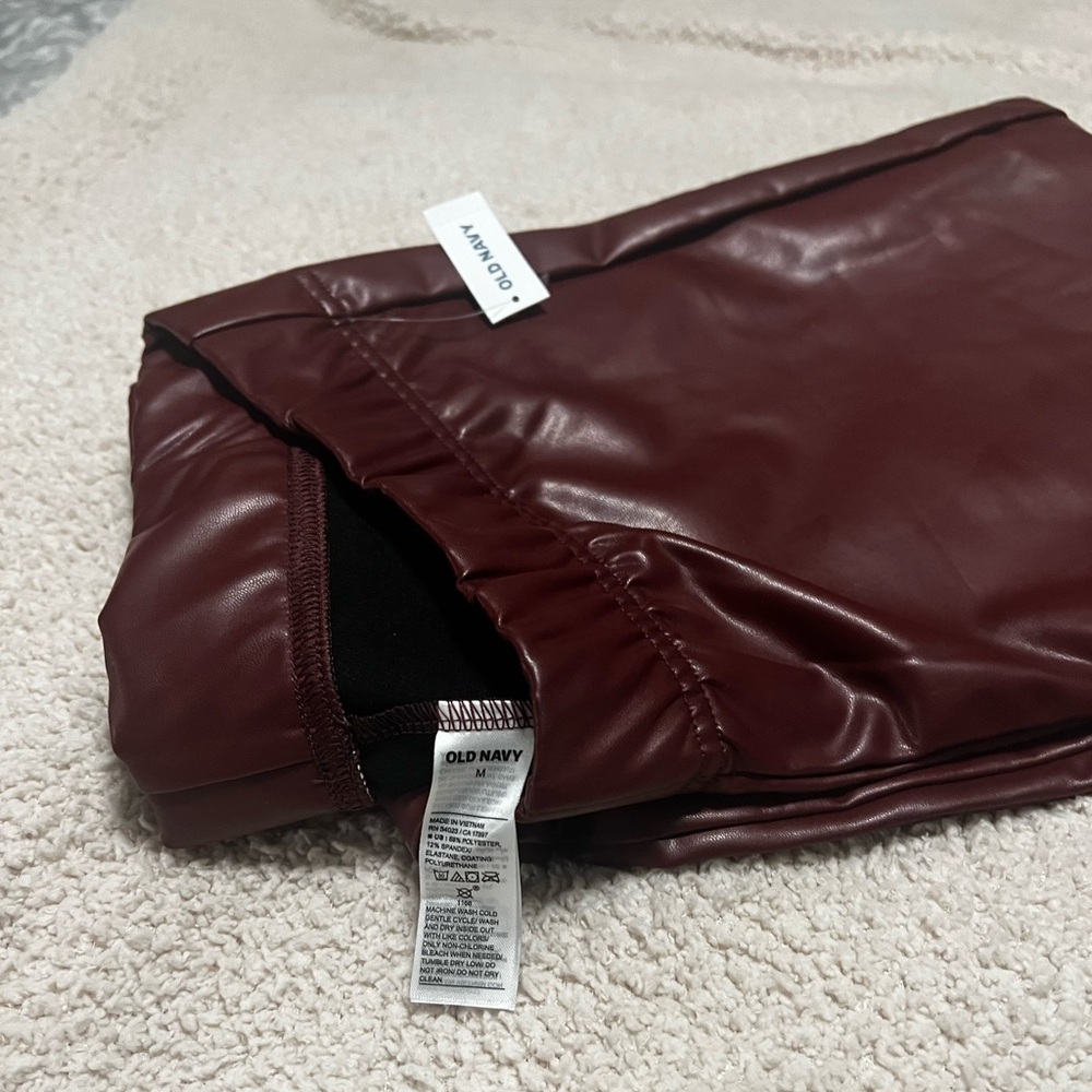 Brand new w/tag Old Navy Woman’s faux skinny leather pants in burgundy size M.